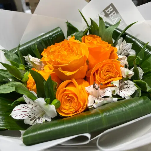 ramo de 6 rosas naranjas con papel coreano
